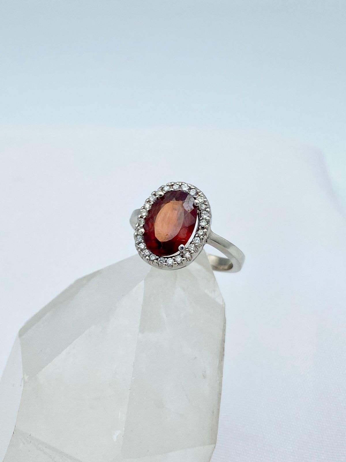 Anillo Granate con Diamantes en Oro 18K Blanco - imagen 1