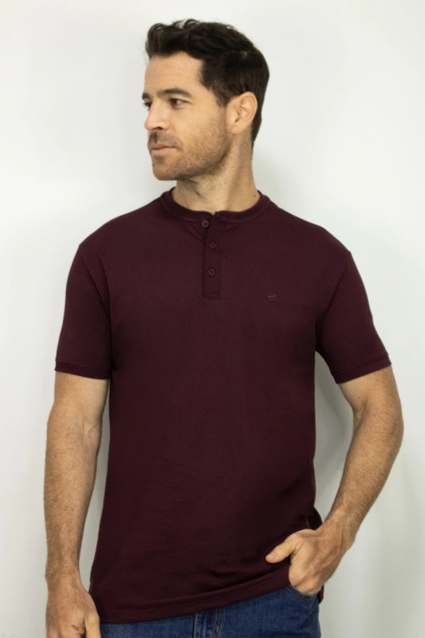 Camiseta Cuello Henley Manga Corta Vinotinto para Hombre - imagen 1