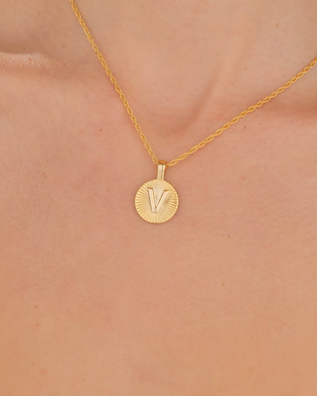 Collar Letra V - imagen 1