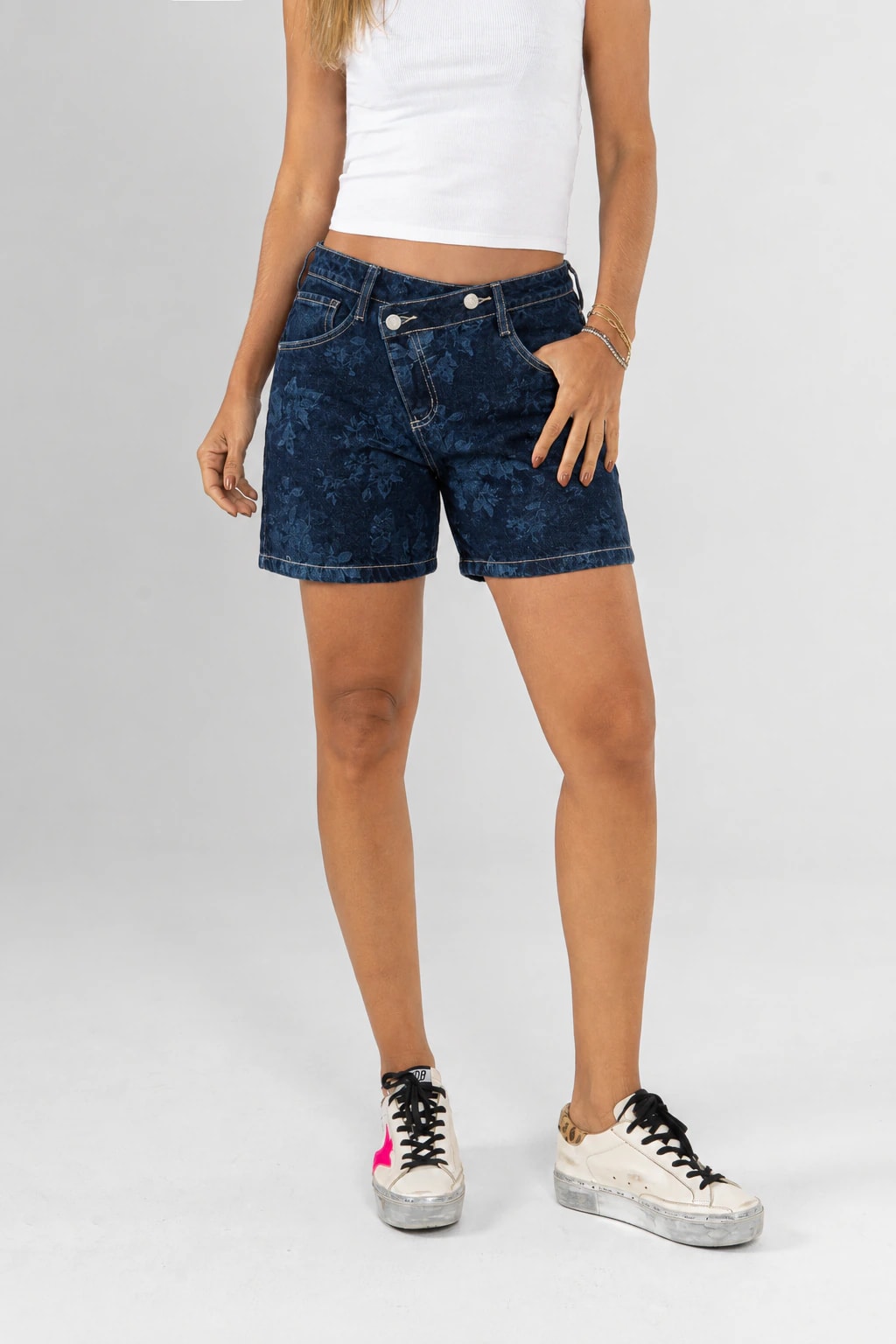 Ref: 066485 Short rígido, tiro medio, detalle en pretina, tono azul oscuro. - imagen 1