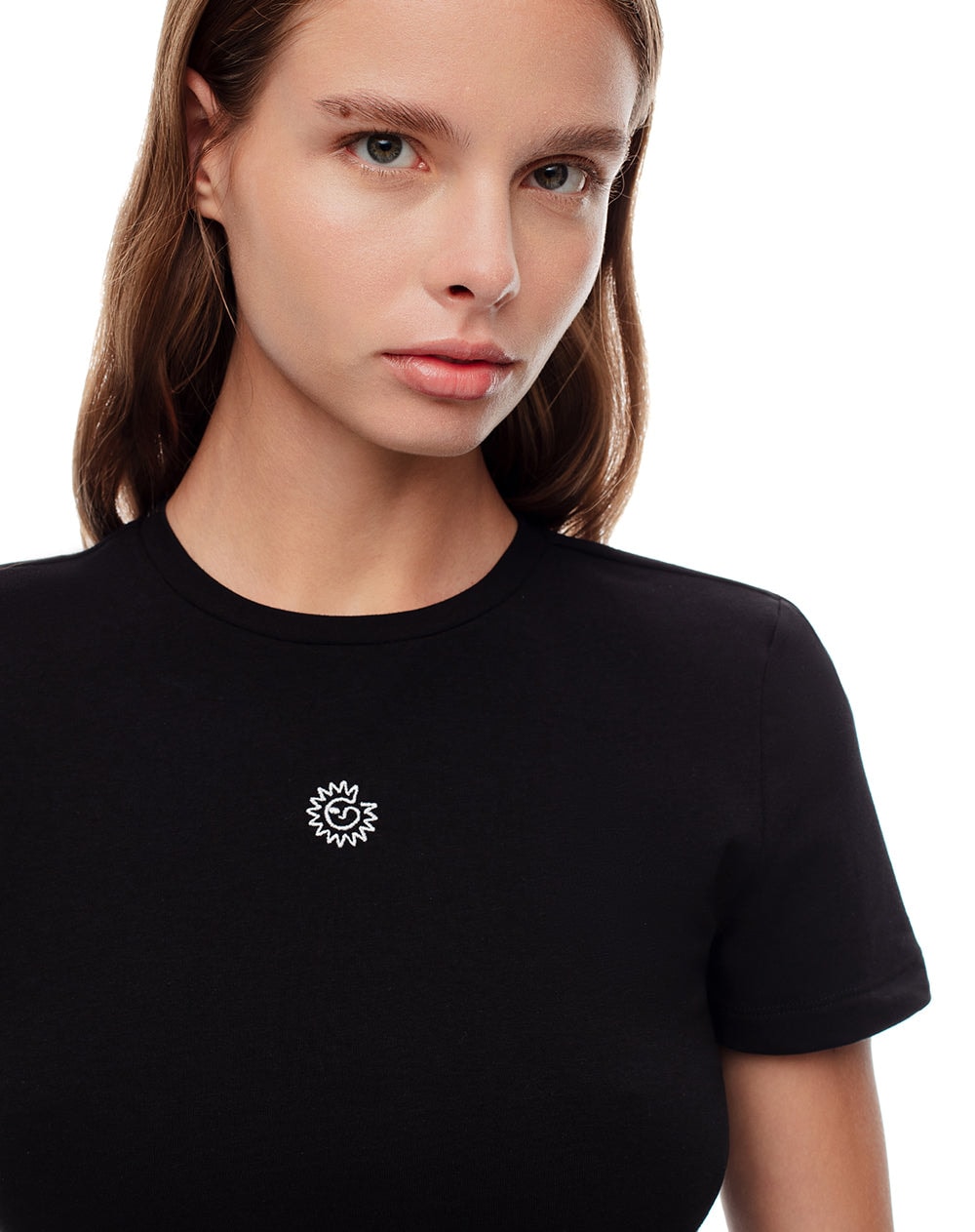 Camiseta crop slim algodón negra bordado mujer - imagen 1