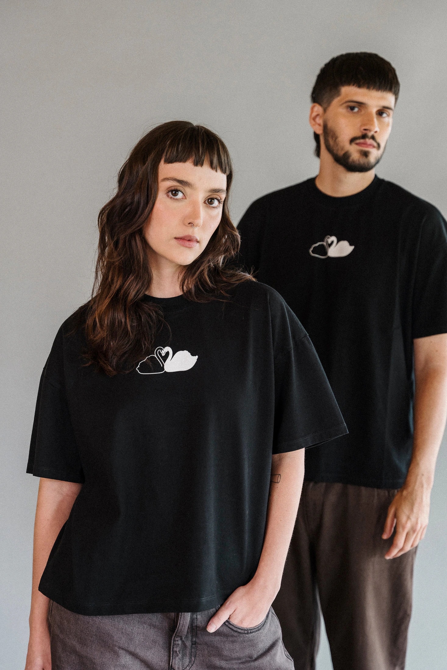 Camiseta unisex CISNES ENAMORADOS - imagen 1