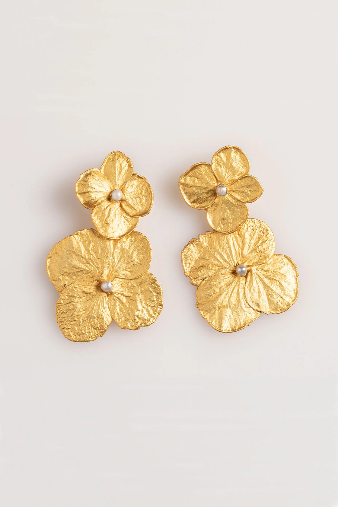 DOUBLE HYDRANGEAS AND PEARL EARRINGS - imagen 1