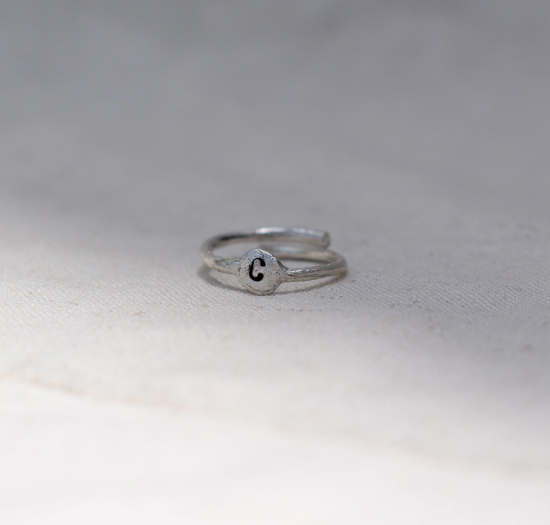 Anillo letra (Plata ley950) - imagen 1