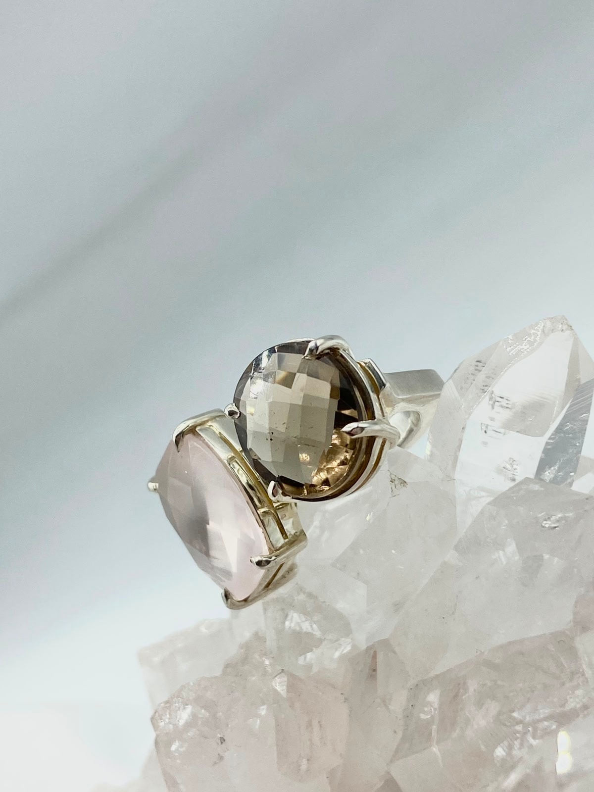 Anillo Doble Cuarzo Humo ovalado y Cuarzo Rosa rectangular colección Armonía Dual - imagen 1