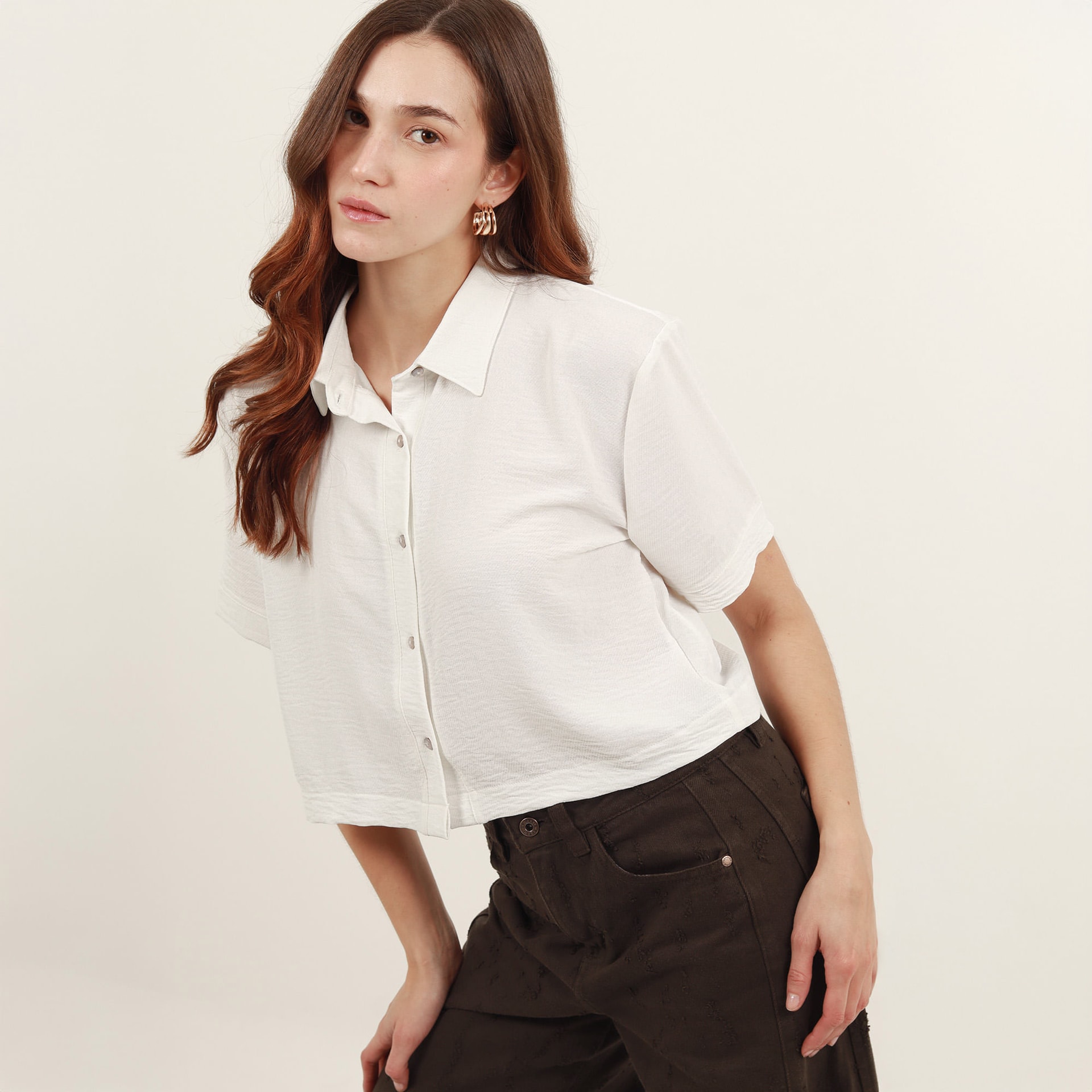 Blusa crop abierta cuello camisero manga corta - imagen 1