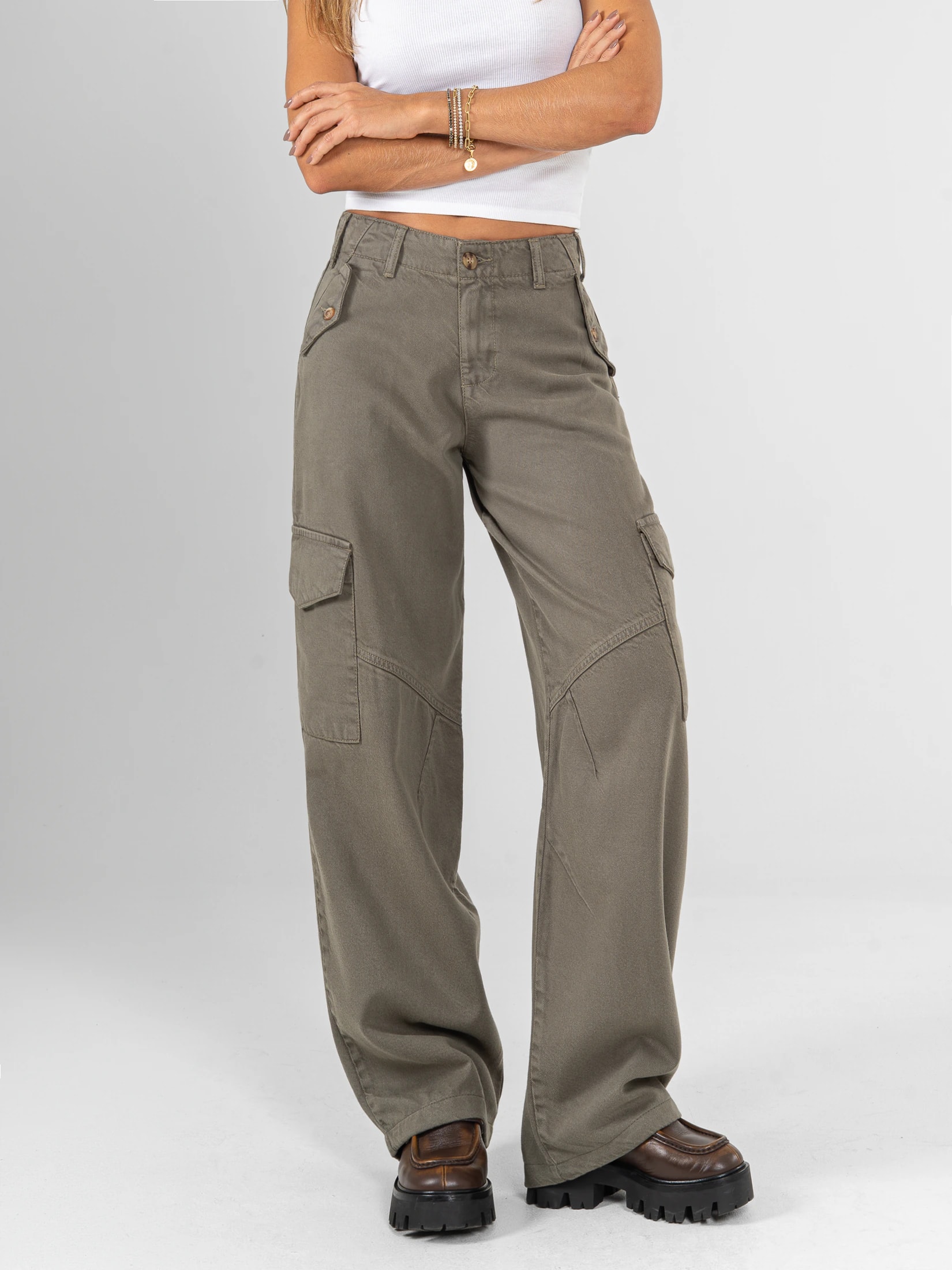 Ref: 0620471 Pantalón Cargo, rígido, tiro alto, bolsillos laterales, tono verde - imagen 1