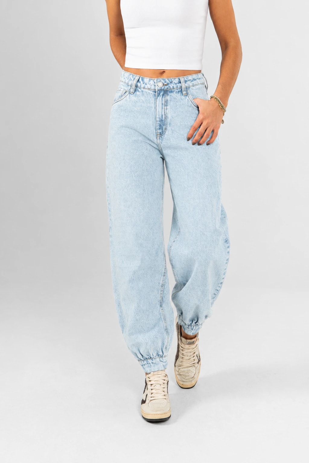 Ref: 066519 Jean baggy cropped, detalle en bota, rígido, tiro alto, tono azul claro. - imagen 1