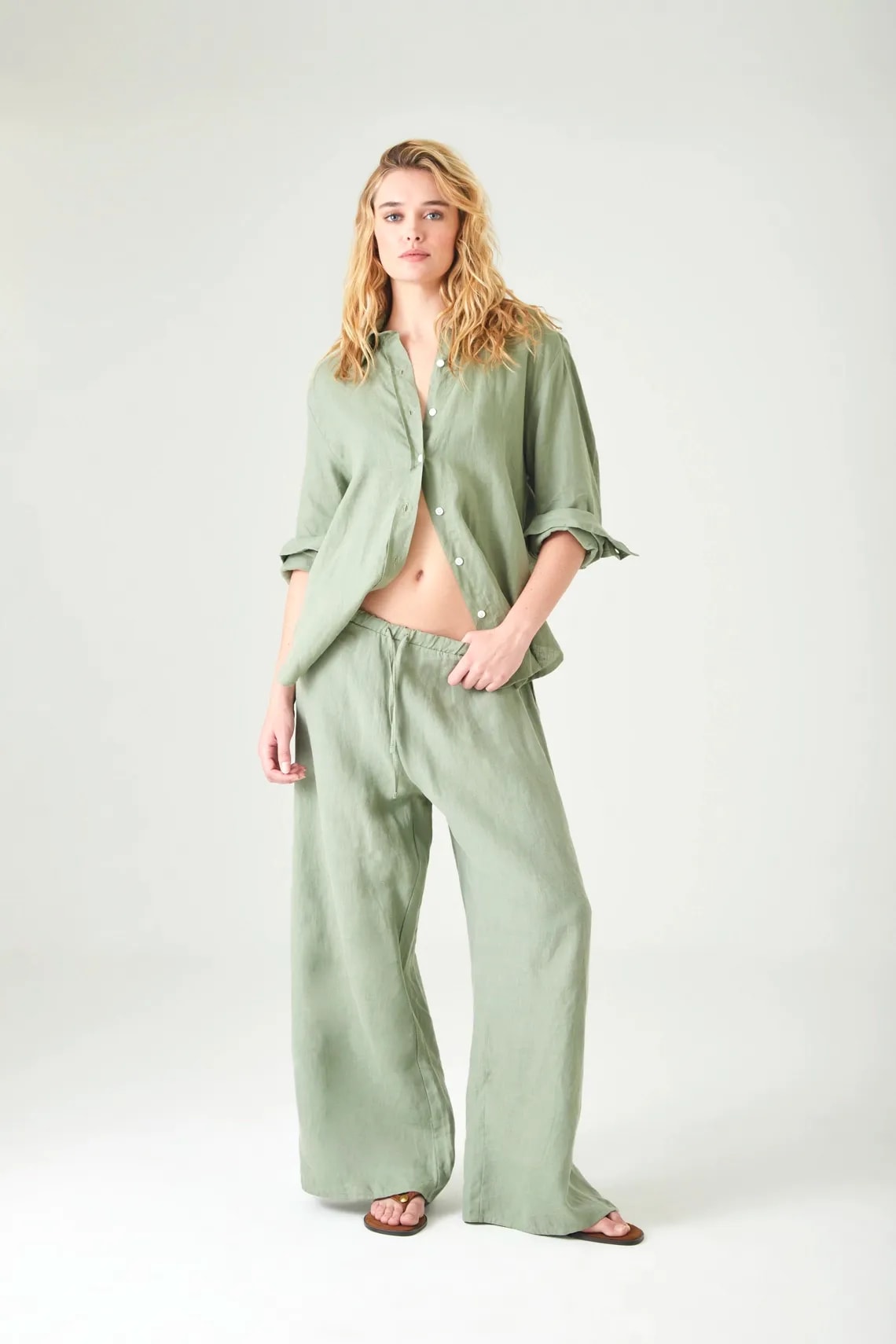Pantalón pierna ancha con pretina elástica en lino verde salvia para mujer - imagen 1