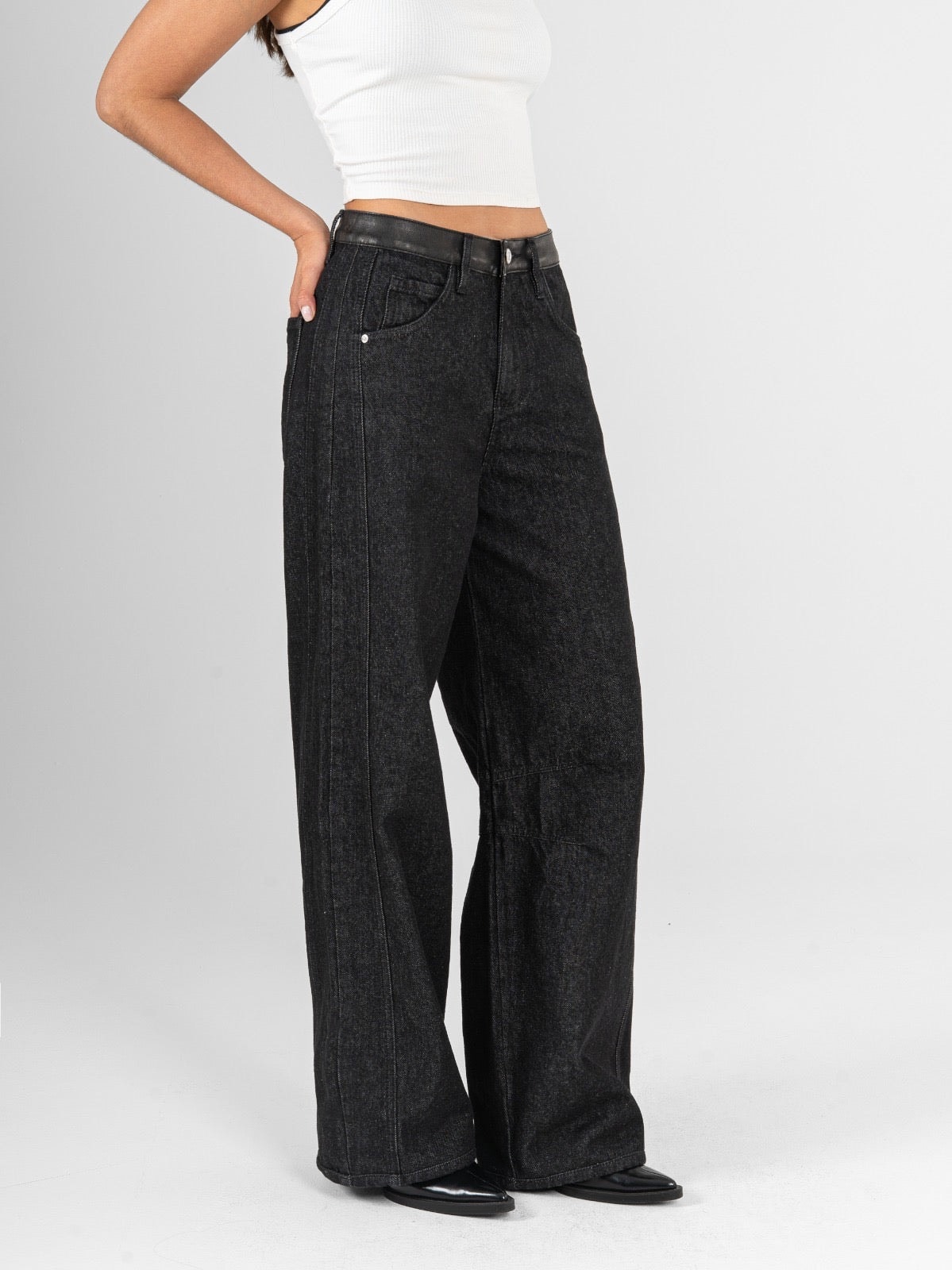 Ref: 066505 Jean wide leg, tiro alto, rígido, pretina tipo cuero, tono gris oscuro. - imagen 1