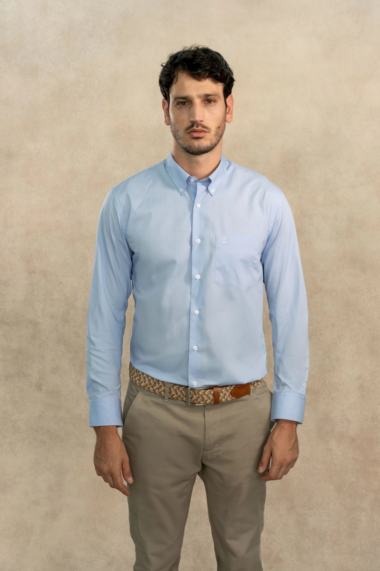 Camisa Antimanchas Popelina Light Blue Con Bolsillo Logo Gris - Talla Regular - imagen 1