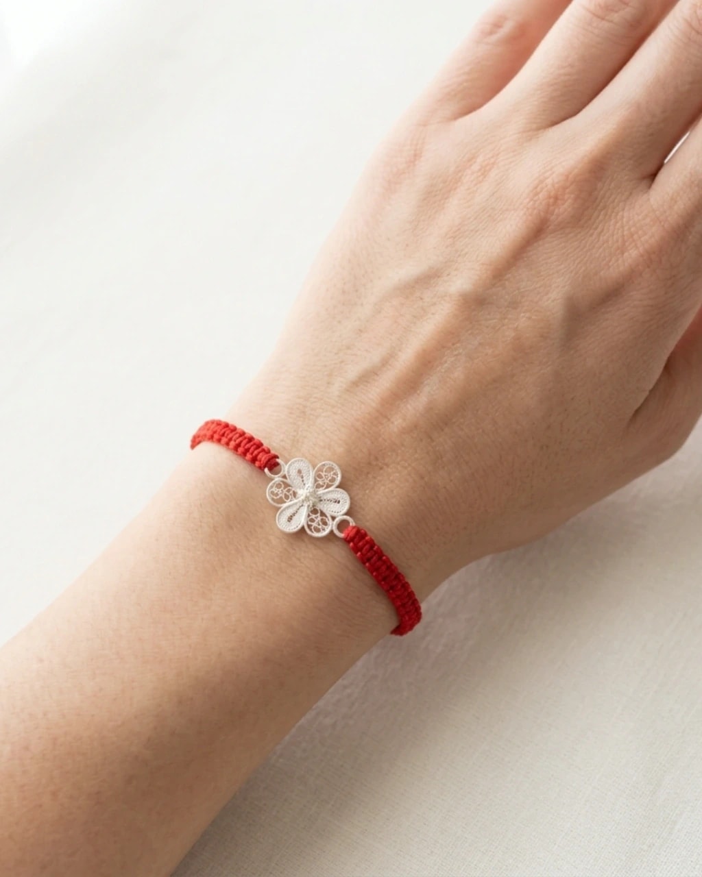 Pulsera Flor en Filigrana con Macramé Rojo - imagen 1