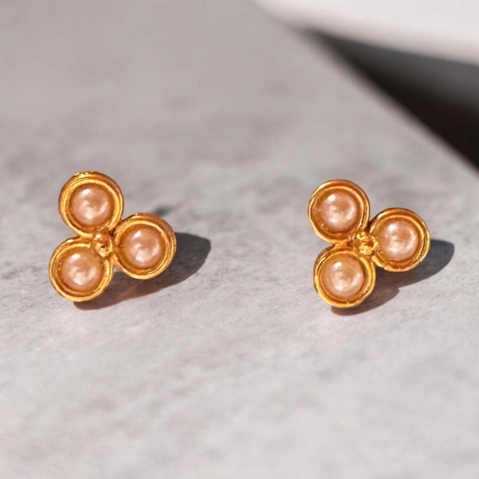Triple Pearl Studs - imagen 1