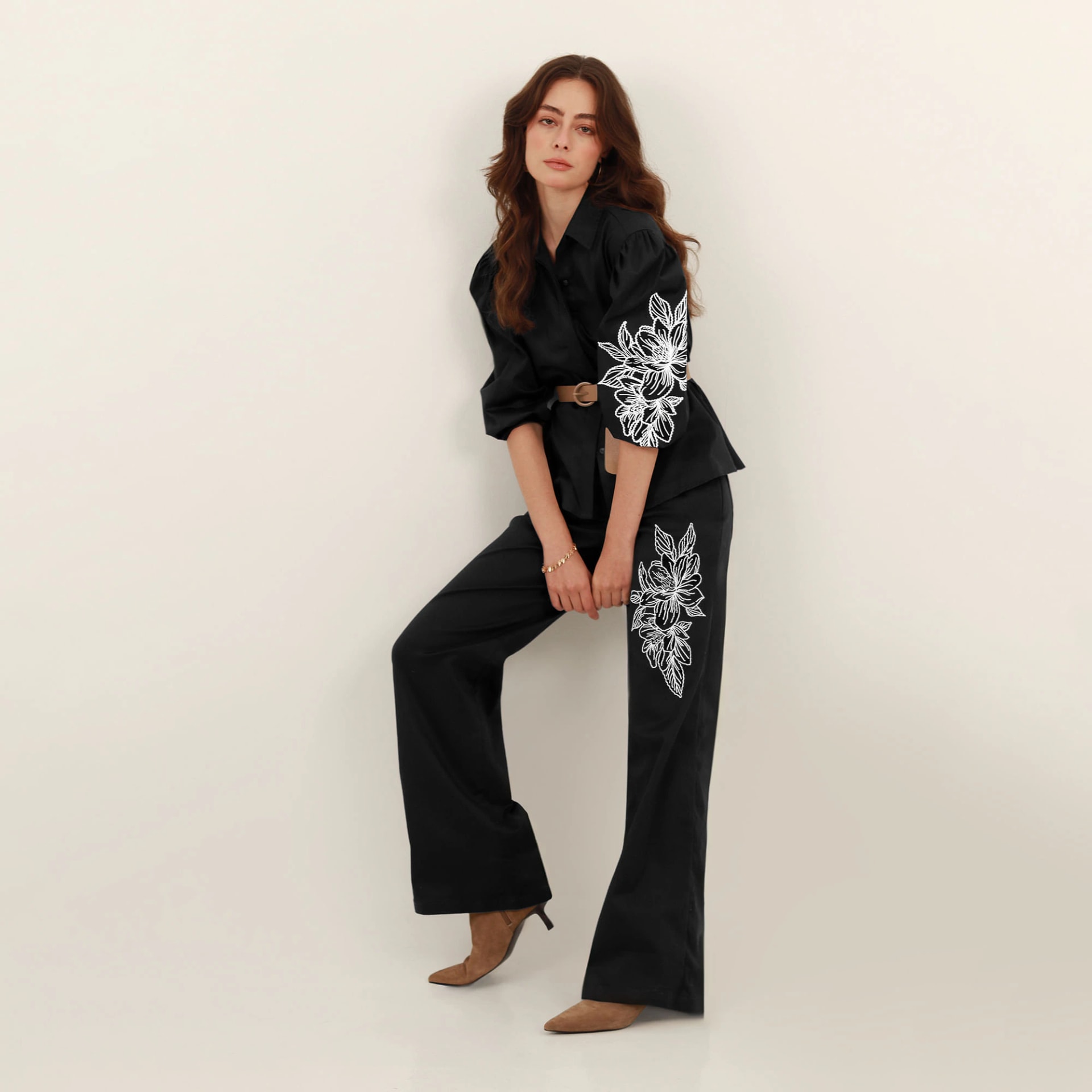 Pantalón palazzo bota flare con bordado flor - imagen 1