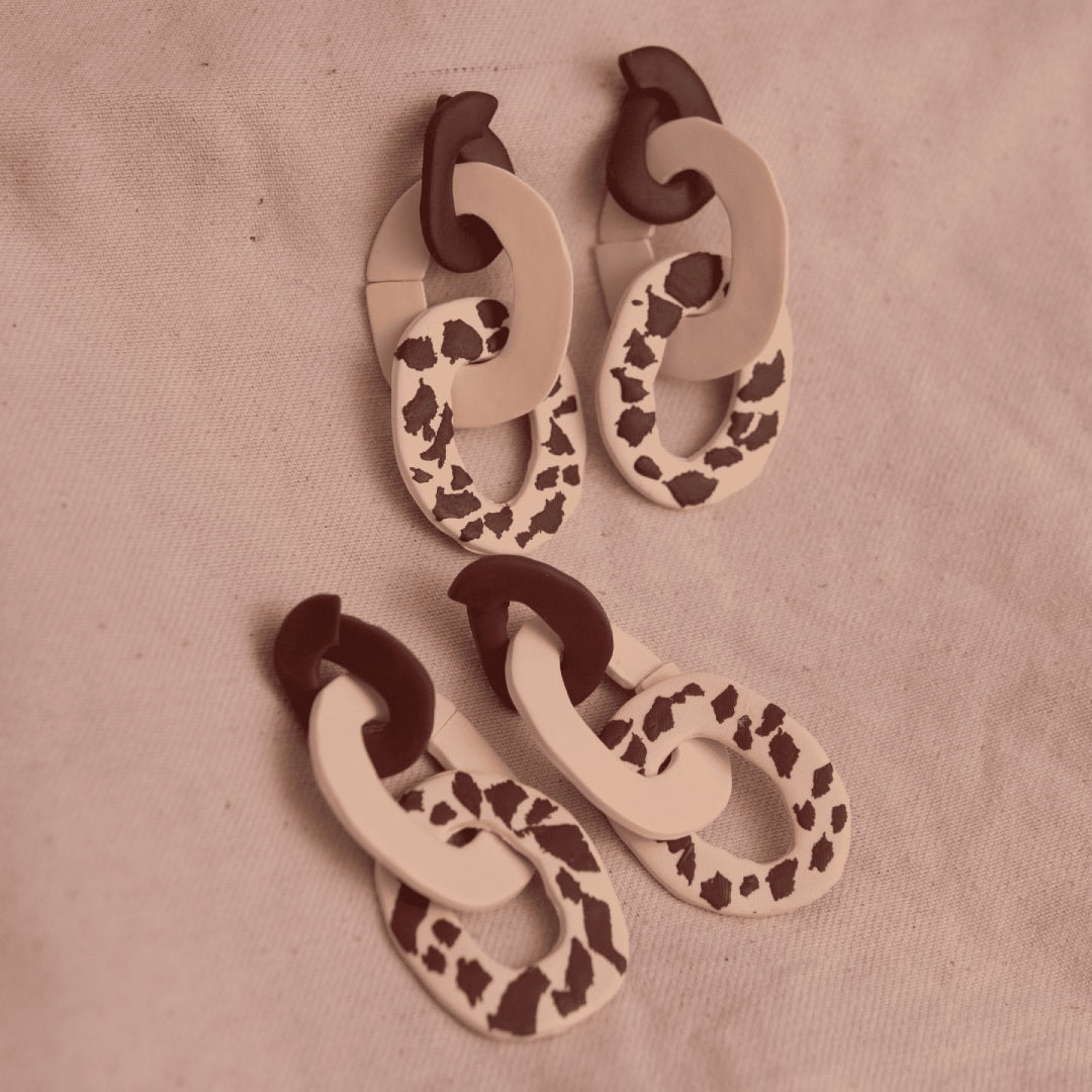 Aretes Lau Pantoja Cow Print - imagen 1