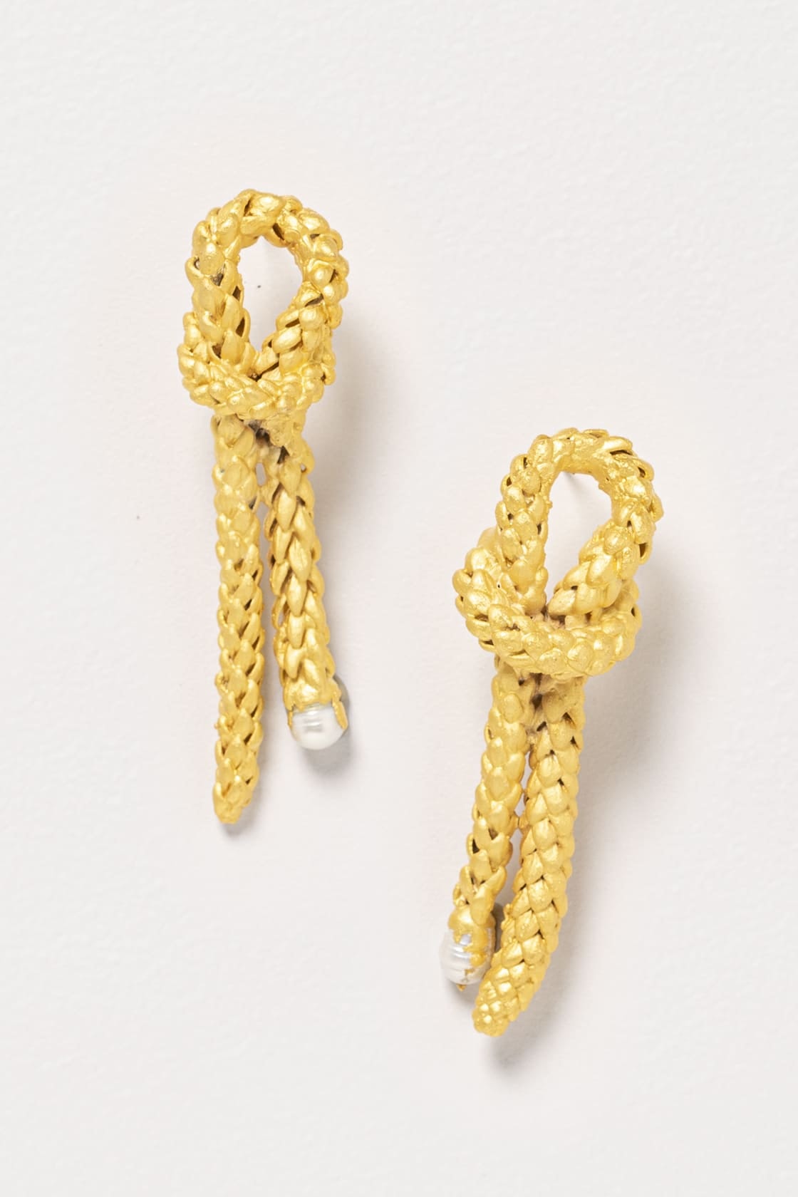 NORFOLK SAILOR KNOT STUDS AND PEARLS - imagen 1