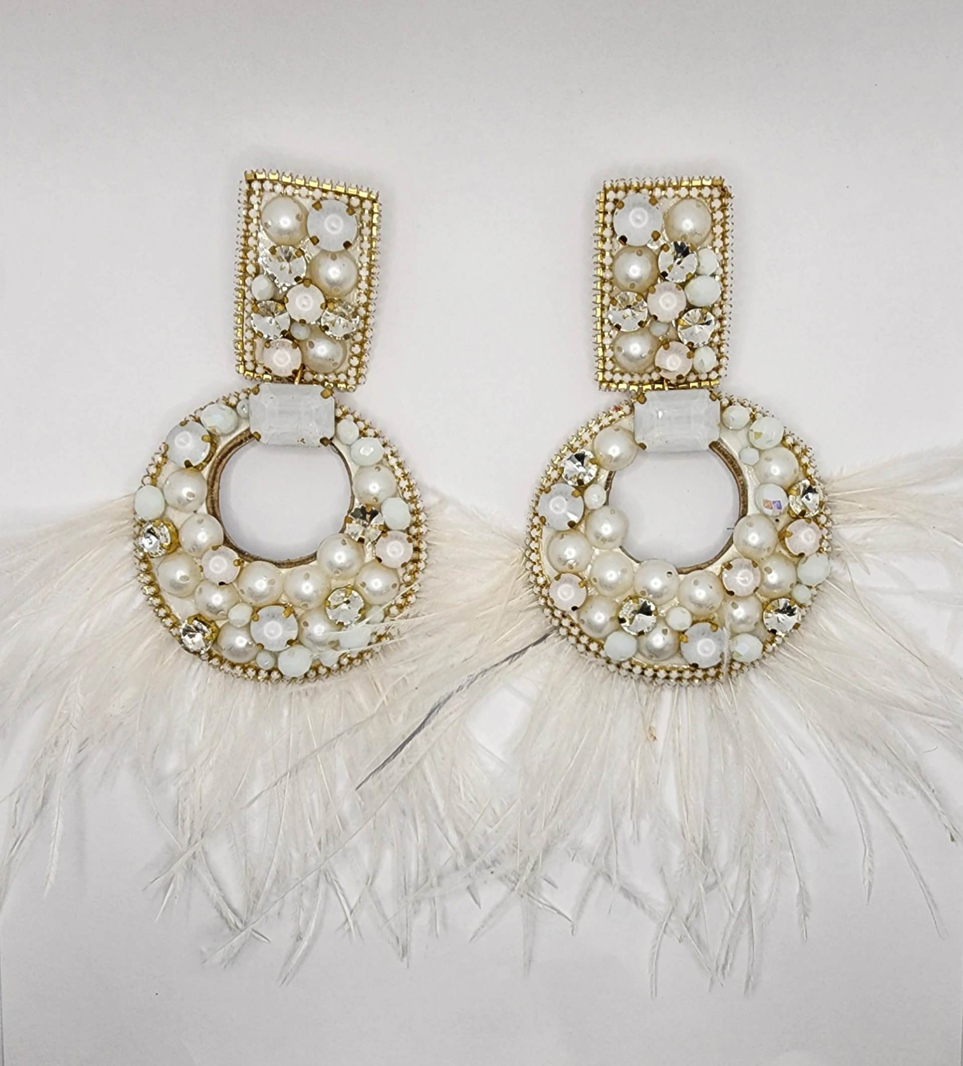 White Moon Feather Earrings - imagen 1