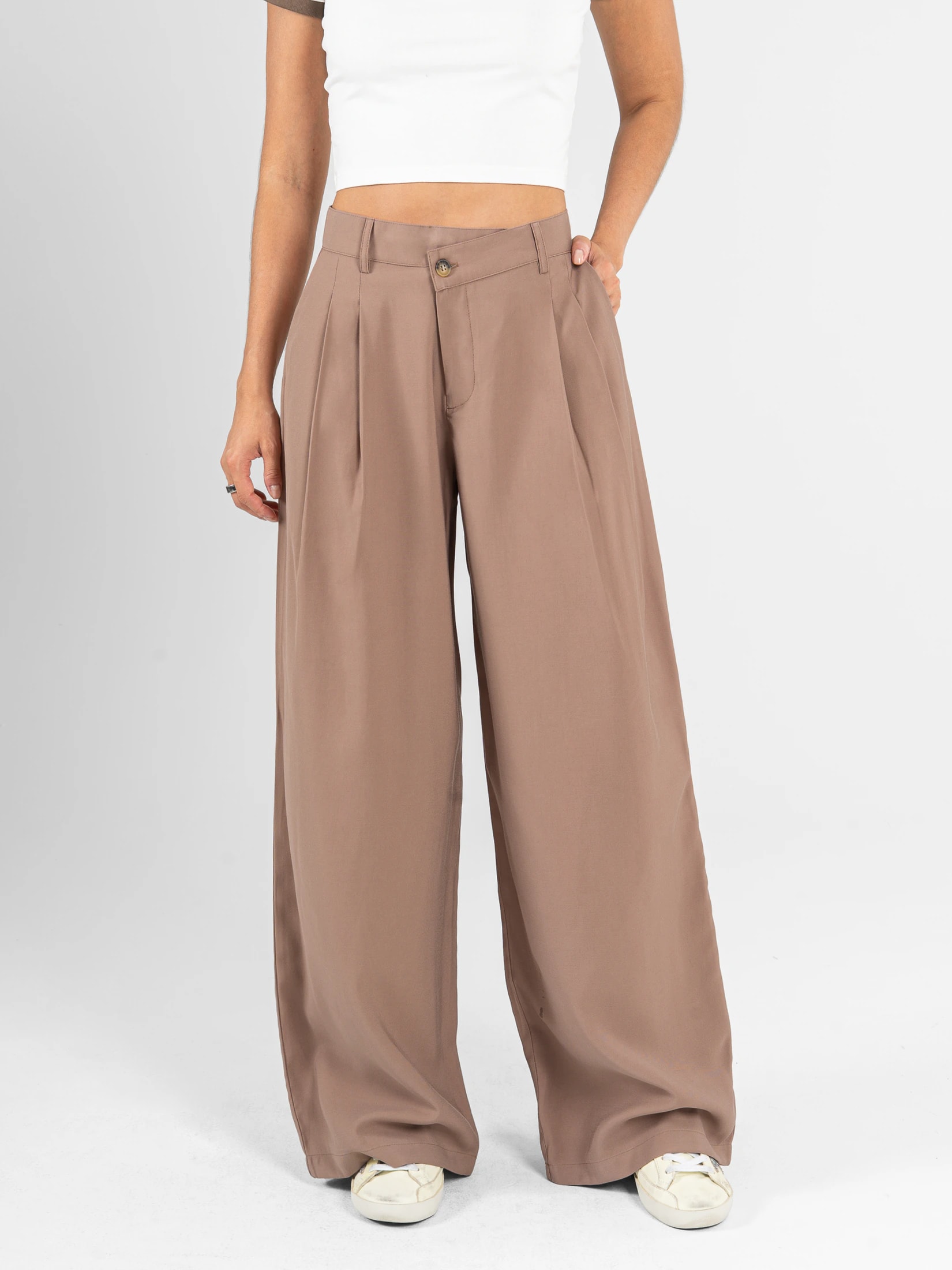 Ref: 0620580 Pantalón mom flare, tejido plano liviano, prenses, detalle en pretina, tiro alto, tono cafe - imagen 1