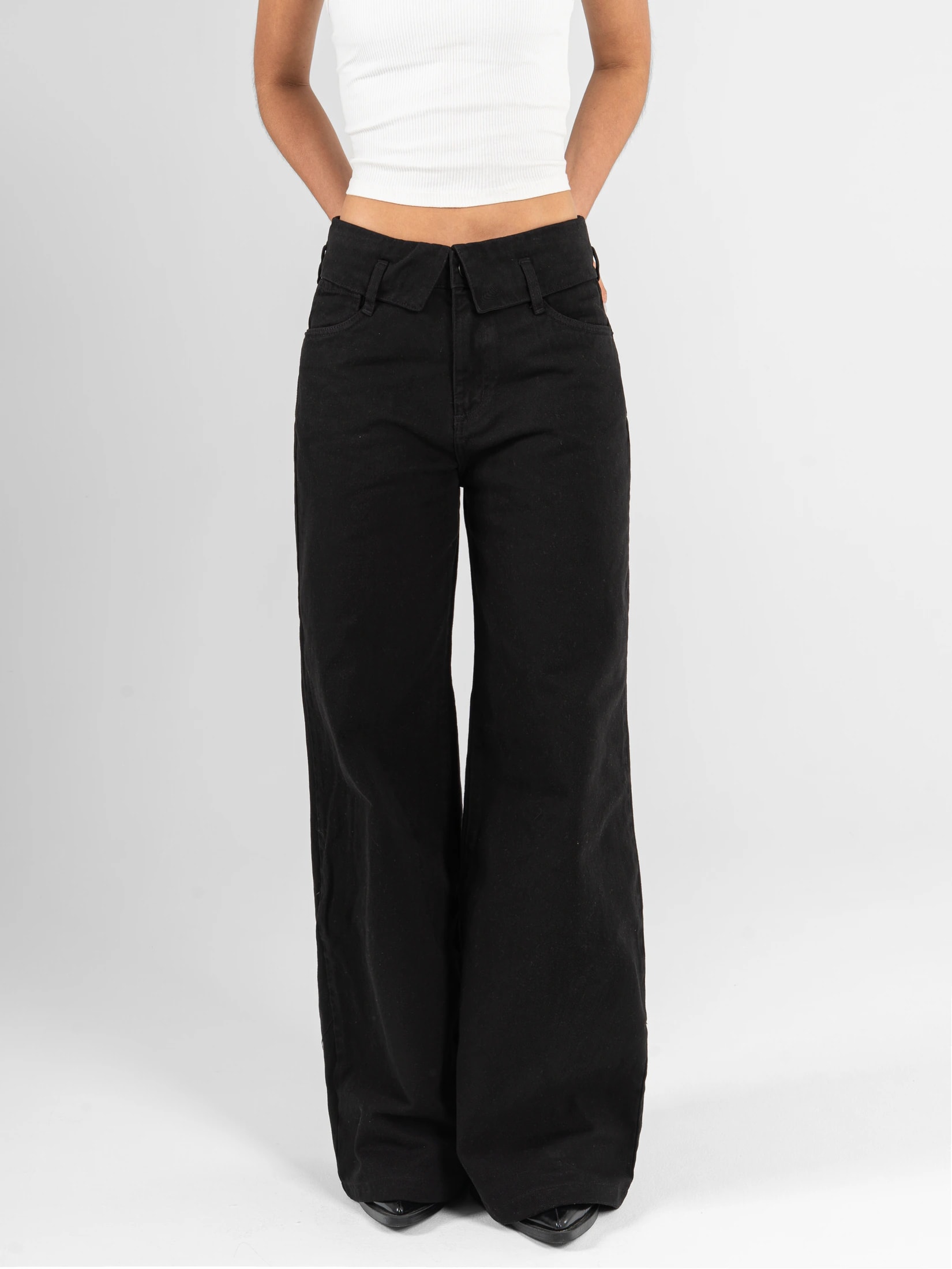 Ref: 0620631 Pantalón palazzo, rígido, detalle en pretina, tiro medio, tono negro - imagen 1