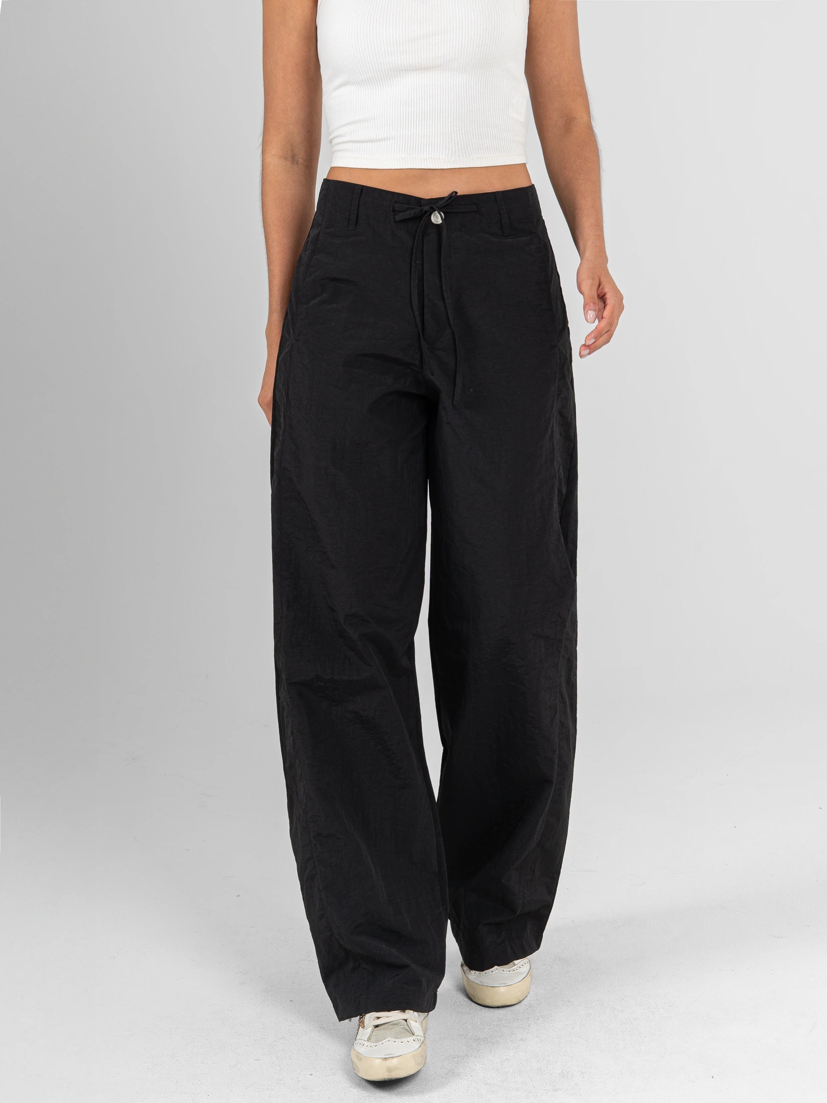 Ref: 0620569 Pantalón cargo liviano, tono negro, silueta amplia, tiro alto - imagen 1