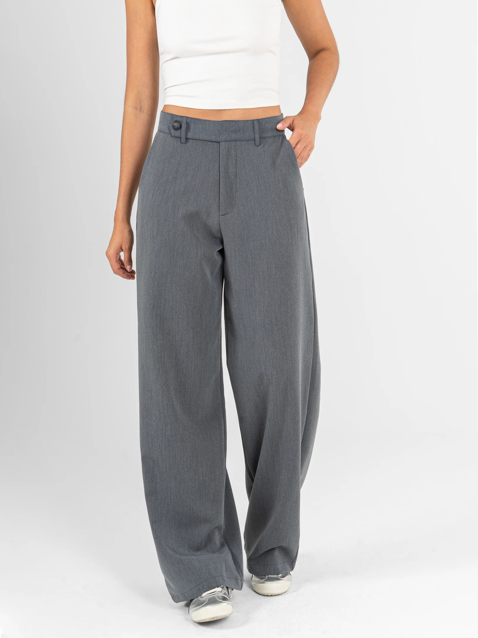 Ref: 0620568 Pantalón straight leg, tejido plano liviano, stretch, tiro alto, detalle en pretina, tono gris - imagen 1