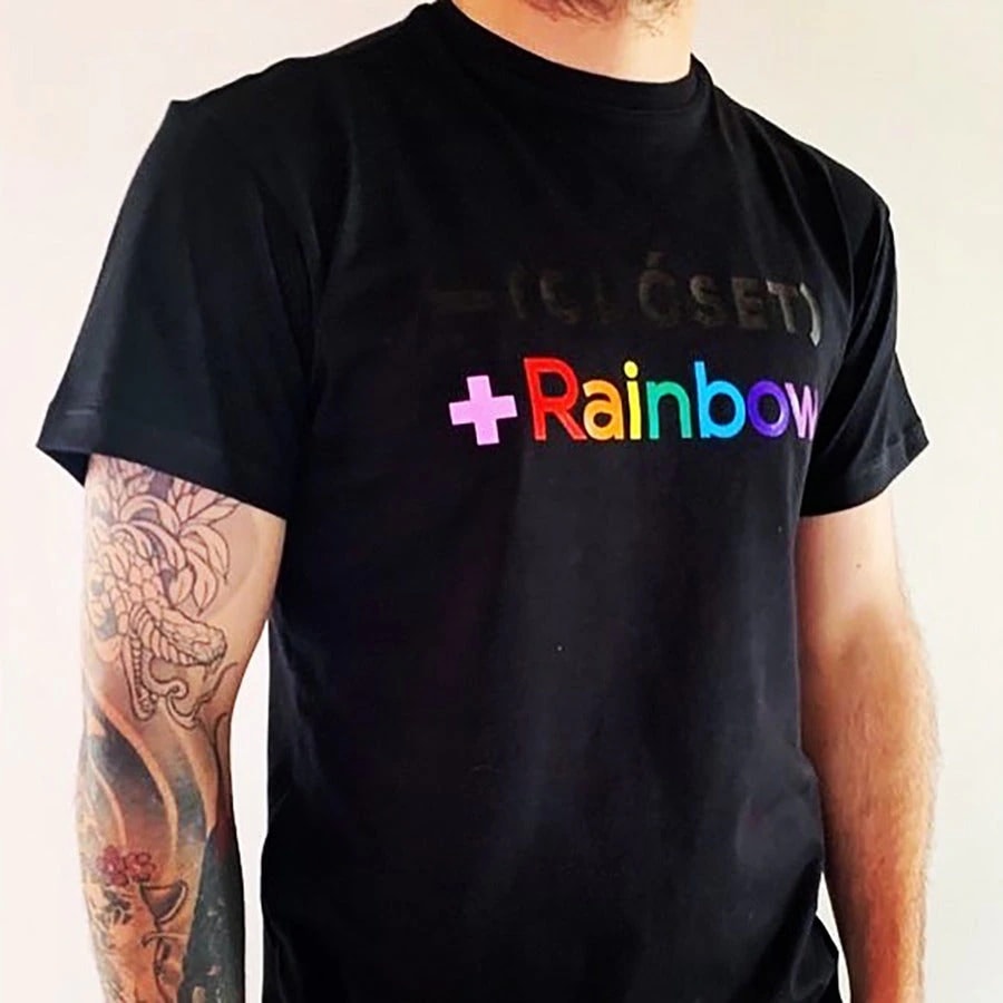 MENOS CLÓSET MÁS RAINBOW T-SHIRT - imagen 1