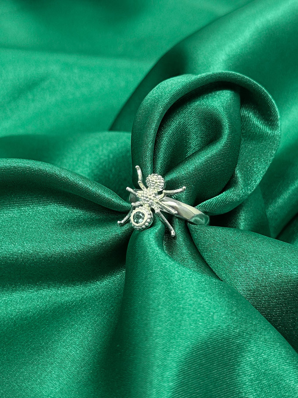 Anillo Las Obreras con esmeralda - imagen 1