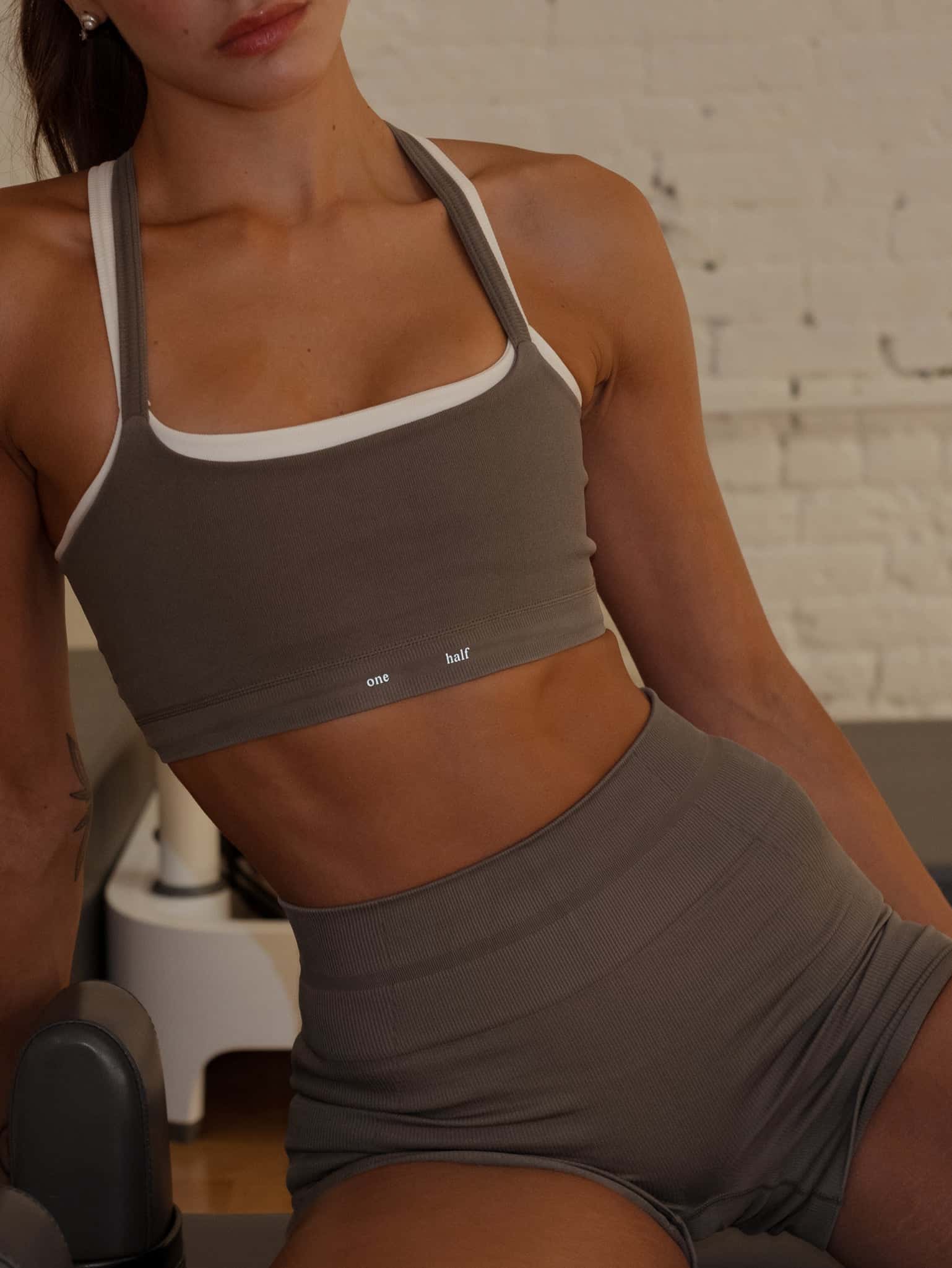 PULSE STRAP SEAMLESS TOP - TAUPE